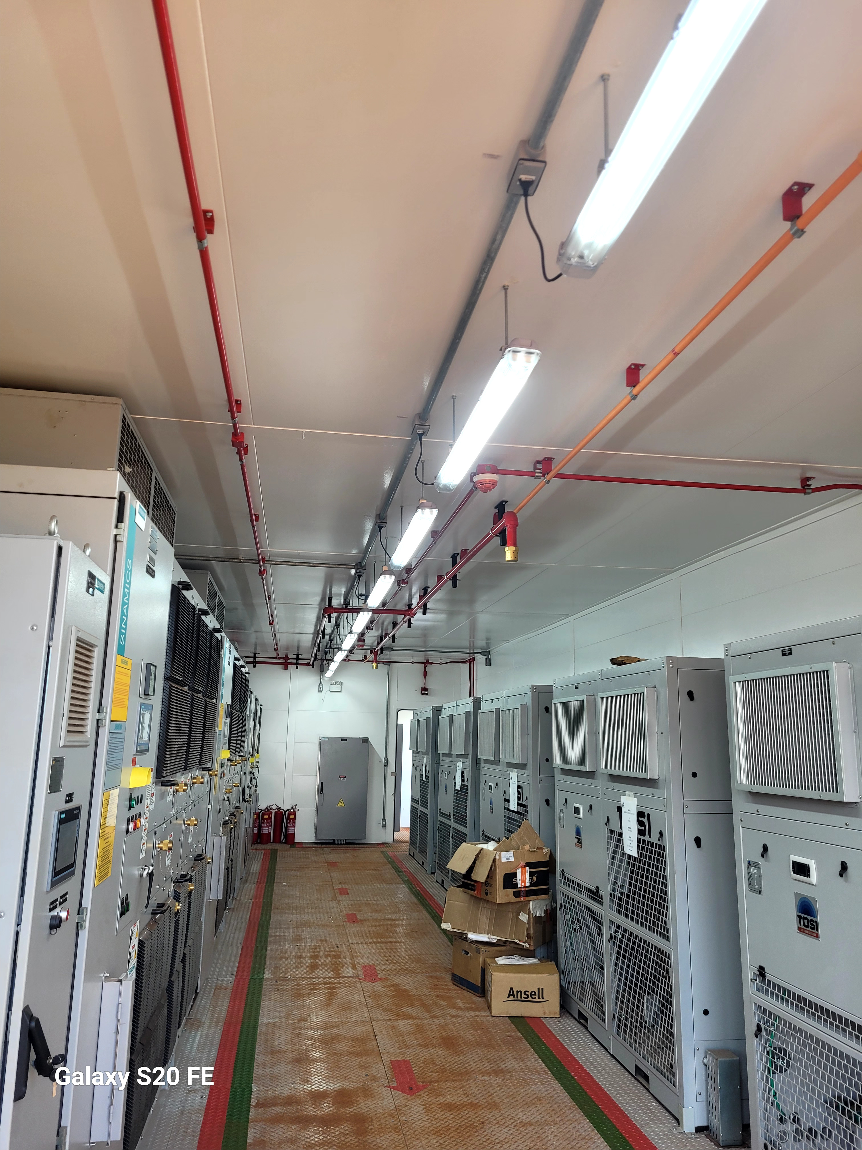 Corredor de painéis elétricos em subestação